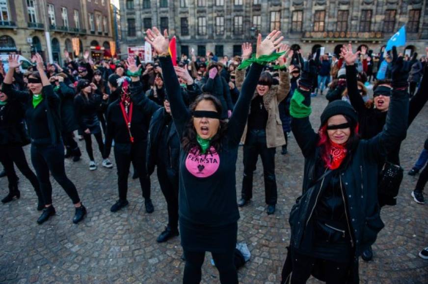 Las mujeres de Holanda también han protestado por la violencia contra la mujer en todo el mundo.