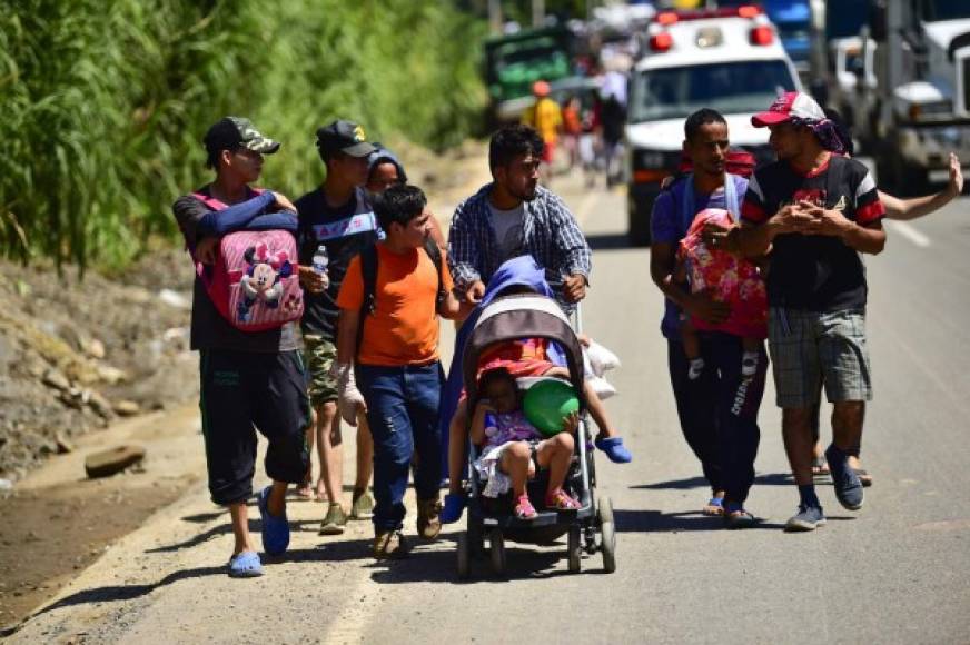 El presidente lamentó además que México no haya sido capaz de detener el avance de los migrantes y puso en alerta a las patrullas fronterizas y a los militares ante esta 'emergencia nacional'.