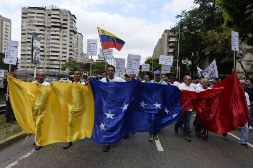 Con pancartas que rezan 'Cambio' y 'Revocatorio ya', los opositores se concentran en el este de Caracas, bastión opositor.