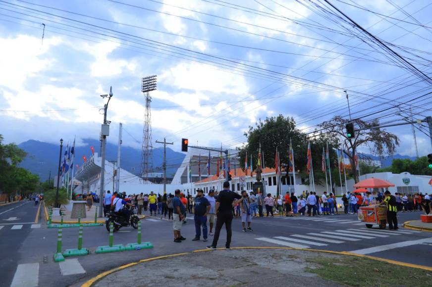 Por la tarde, las personas acudieron de forma masiva al estadio Morazán. (Fotos de Melvin Cubas)