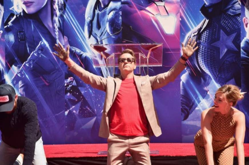 Robert Downey Jr. (c) fue el más emocionado entre sus compañeros de elenco. El actor lleva más de 10 años interpretando a Iron Man en el Universo Marvel.