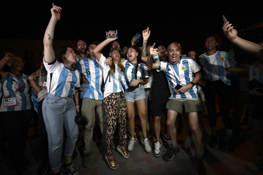 Aficionados argentinos esperaron la llegada de su selección en el lugar donde están ya concentrados.