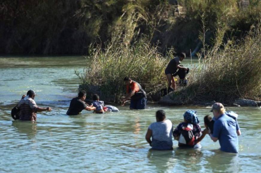 Tras 15 días varados en un albergue en Piedras Negras, decenas de migrantes hondureños se desesperaron y se lanzaron a las turbulentas aguas del Río Bravo con sus hijos en brazos para cruzar a Estados Unidos y solicitar asilo.