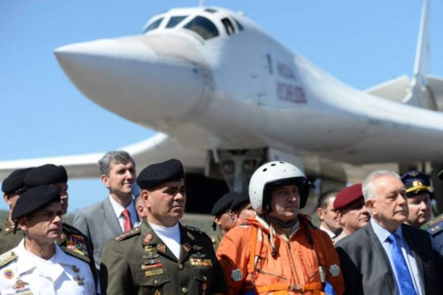 Venezuelan Defence Minister Vladimir Padrino (2-L) is pictured after the arrival of two Russian Tupolev Tu-160 strategic long-range heavy supersonic bomber aircrafts at Maiquetia International Airport, just north of Caracas, on December 10, 2018. - Venezuela and Russia will hold joint air force exercises for the defence of the South American country, Padrino announced on Monday. Padrino welcomed about 100 Russian pilots and other personnel after the Tu-160s and two other aircraft landed at the international airport that serves Caracas. (Photo by Federico PARRA / AFP)