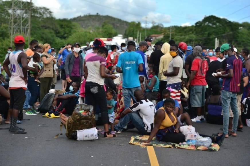 Los migrantes, entre ellos niños, ingresaron a Honduras por la aduana Las Manos, fronteriza con Nicaragua, y debido al toque de queda decretado por el Gobierno a mediados de marzo para contener el COVID-19 debieron permanecer en Choluteca, algunos de ellos en albergues, donde recibieron asistencia. AFP