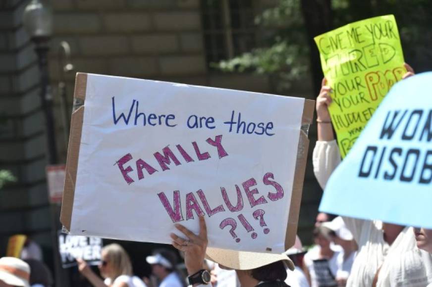 El presidente Trump ordenó la semana pasada que su Gobierno frenara la separación de las familias en la frontera y que en cambio mantuviera juntos a los niños con sus padres o familiares en centros de detención.