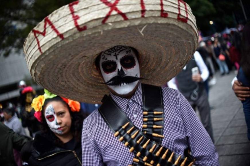 Los participantes se congregaron en el paseo Reforma, luciendo tradicionales atuendos mexicanos, y concluyeron el desfile frente al Palacio de Bellas Artes.