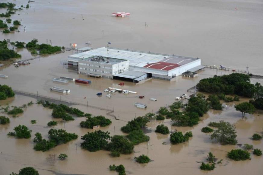 En Honduras, los remanentes de Iota siguen causando fuertes lluvias e inundaciones en el norte del país.