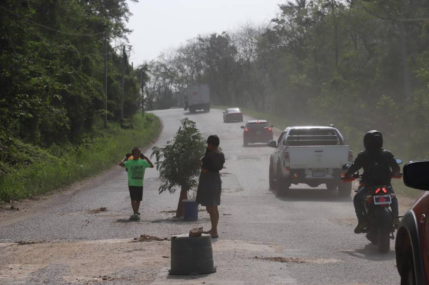 El tramo menos afectado, pero con hoyos potencialmente mortales por sus enormes tamaños, es el localizado entre La Flecha y la frontera entre San Bárbara y Copán, en las comunidades de Chiquila y Callejones. Ahí también los pobladores marcan cada hoyo con ramas y maleza para evidenciar el deterioro de la carretera y poner en alerta a los conductores. Algunos les echan tierra y en agradecimiento les dan dinero.