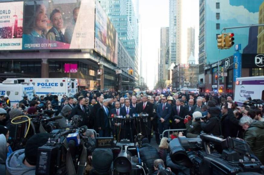 El gobernador de Nueva York, Andrew Cuomo, y el alcalde de la ciudad de Nueva York, Bill de Blasio, hablaron en una conferencia de prensa mientras la policía respondía a una explosión en la terminal de autobuses de la Autoridad Portuaria.