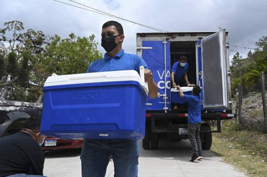 Bukele y autoridades de Salud de El Salvador autorizaron este martes la donación de 34,000 dosis de vacunas a los alcaldes para sus localidades. Viajaron en carretera con camiones salvadoreños hacia Honduras. Desde la frontera occidental de El Poy, Policía Nacional resguardó el traslado. Las vacunas llegaron en las últimas a las distintas municipalidades hondureñas beneficiadas.