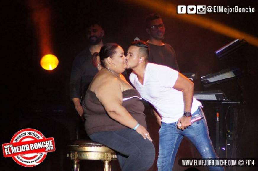 Romeo Santos beso a la joven en varias ocasiones.
