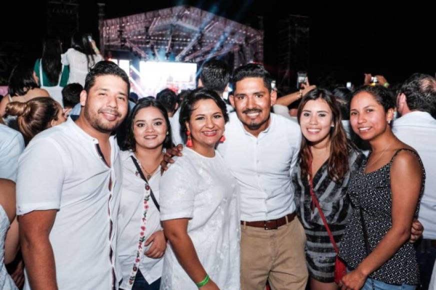 Los amigos más cercanos de Stephanie y Allan los acompañaron en ese momento tan especial que nunca olvidarán.