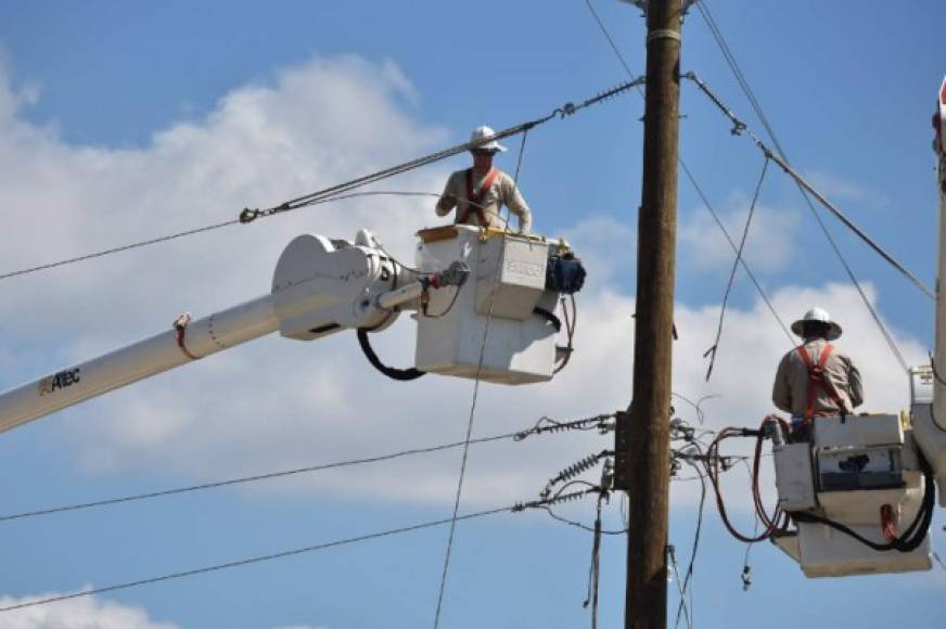 Las compañías de electricidad trabajan para reparar los 40 kilómetros de zona costera entre Panama City y Mexico Beach que siguen sin comunicaciones electrónicas.