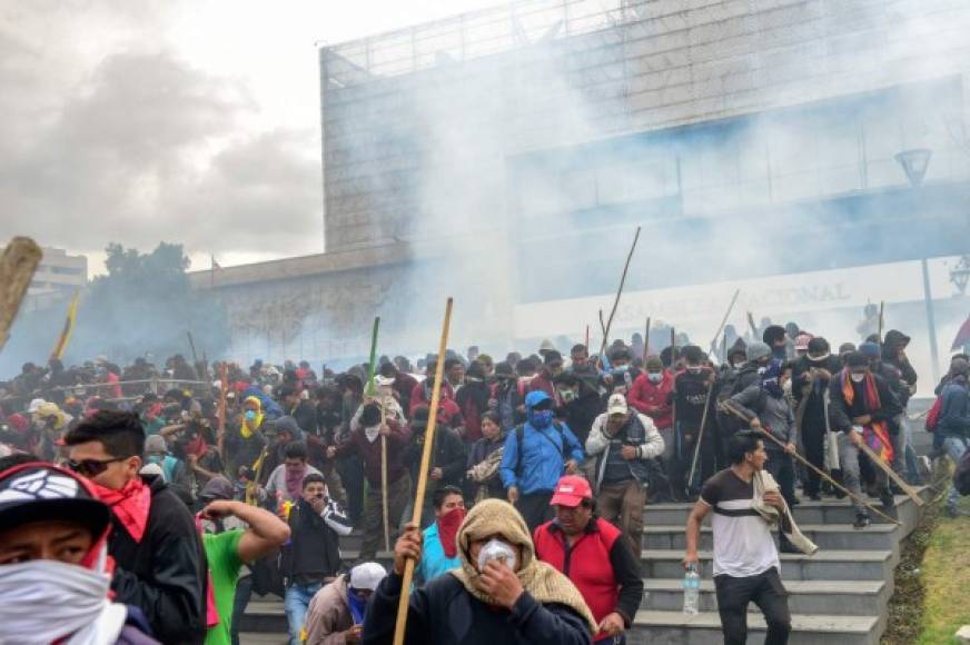 La crisis se ha extendido a la industria petrolera. Varios pozos en la Amazonia han sido ocupados por manifestantes, lo que generó una caída del 31% de la producción ecuatoriana, estimada en 531.000 barriles por día.