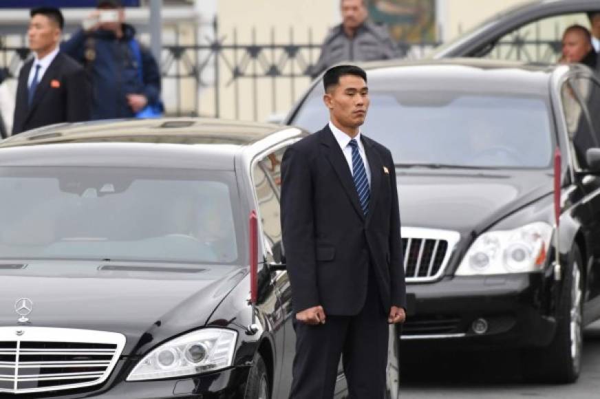 Vestidos con elegantes trajes y con corbatas azules todas iguales, los agentes forman parte de una unidad de élite considerada como uno de los escudos más protectores de todo el mundo, a través del cual no puede pasar ni una hormiga.