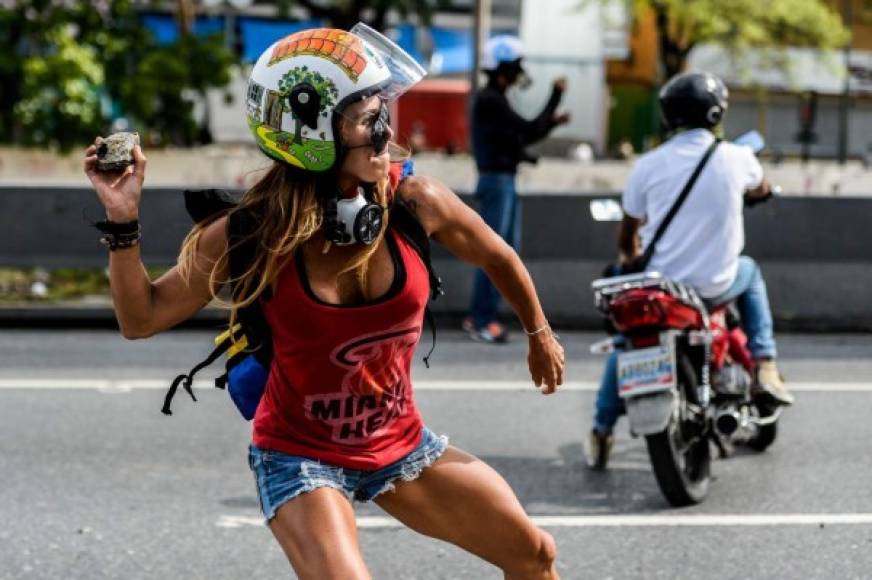 La modelo de 44 años se ha sumado a las protestas contra Maduro, que han sido violentamente reprimidas por las fuerzas de seguridad dejando 31 muertos y más de mil opositores detenidos.