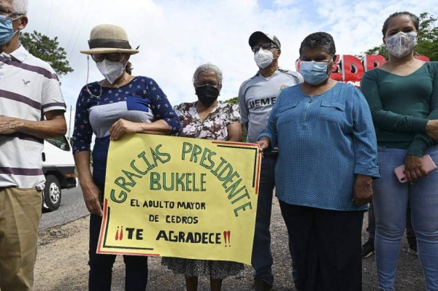 'Gracias, presidente Bukele. El adulto mayor de Cedros te agradece', ruega un mensaje de pobladores de ese municipio.