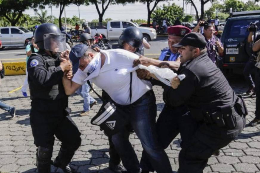 A Nicaraguan man is arrested by riot police during a protest against the government of President Daniel Ortega in Managua, on October 14, 2018. (Photo by INTI OCON / AFP)