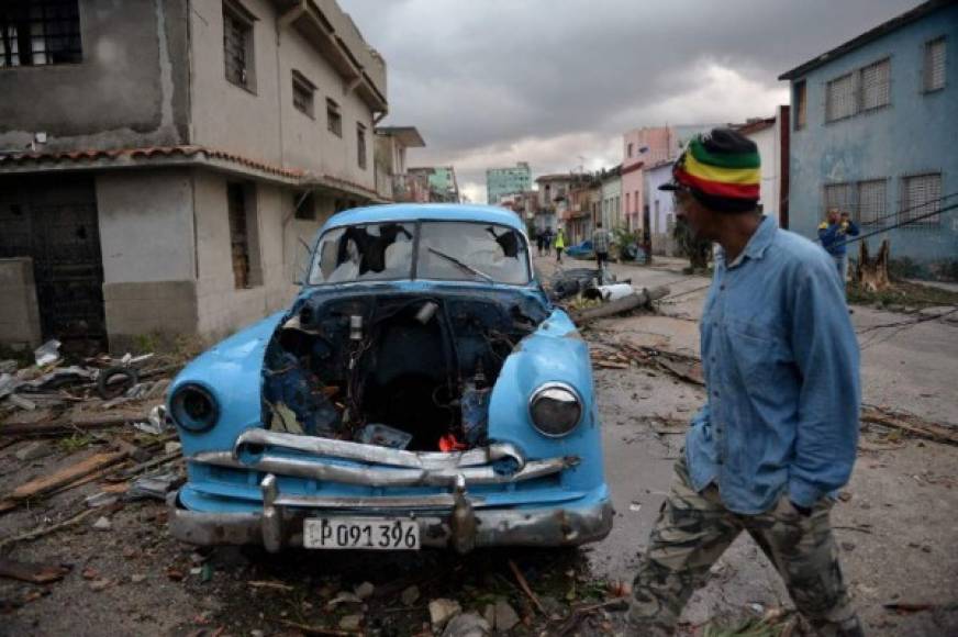 El tornado ocurrió en medio de una esperada tormenta que ya afectaba la zona oeste de Cuba, con ráfagas de hasta 100 km por hora y penetración del mar. Esta se prolongaba la madrugada del lunes.