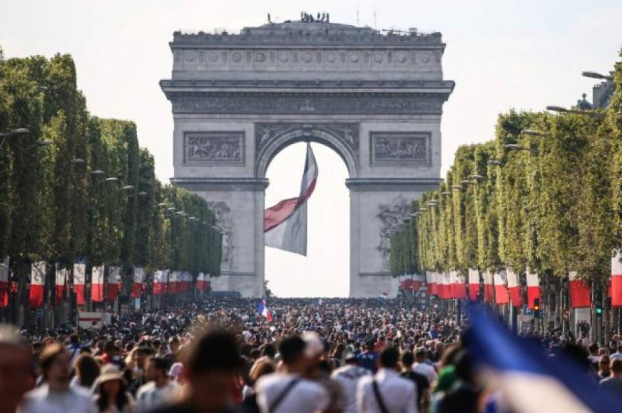 El Arco del Triunfo lució memorable este domingo durante los festejos en París por la obtención del Campeonato Mundial de Francia.