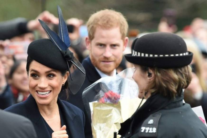 Los duques de Cambridge y los de Sussex fueron recibidos por una multitud mientras se dirigían a la iglesia de Santa María Magdalena, a pocos pasos de Sandringham House en la finca de la familia real de Norfolk.<br/><br/>