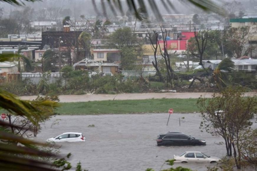 'La cola de huracán va a traer a Puerto Rico más lluvia y más viento', dijo Rosselló, que advirtió que los rescatistas no pueden salir a cumplir sus funciones hasta que los vientos bajen a 50 millas por hora (80 km/h), por lo que carecen de reportes sobre los efectos en muchas zonas, incluido posibles víctimas.<br/>