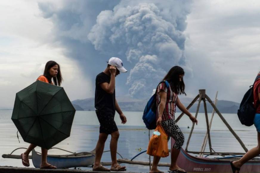 El nivel de alerta 4 implica expulsiones leves de lava y que la erupción peligrosa es inminente, por lo que se recomienda la evacuación de todas las poblaciones ubicadas dentro de un radio de 14 kilómetros del volcán.<br/>