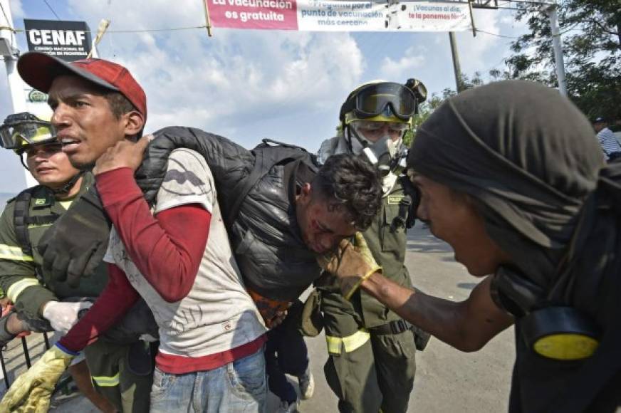 Decenas de personas resultaron heridas en los violentos enfrentamientos en la frontera este lunes.