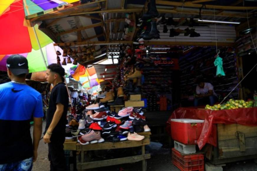 Unos vendedores aseguran que enetre ellos también hay muchos salvadoreños y guatemaltecos que llegan a vender su mercadería.