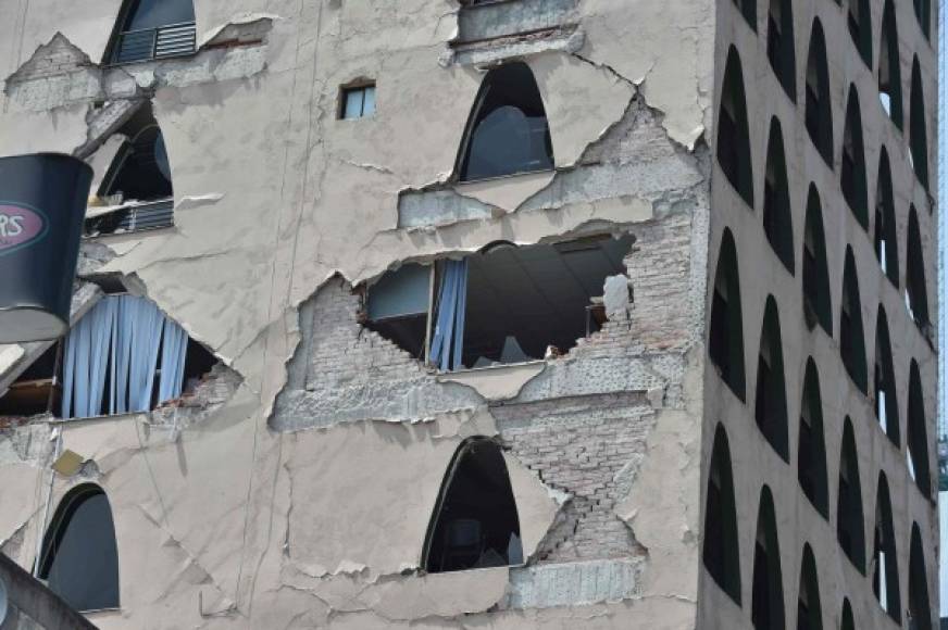 Las autoridades mexicanas buscan víctimas dentro de los edificios dañados.