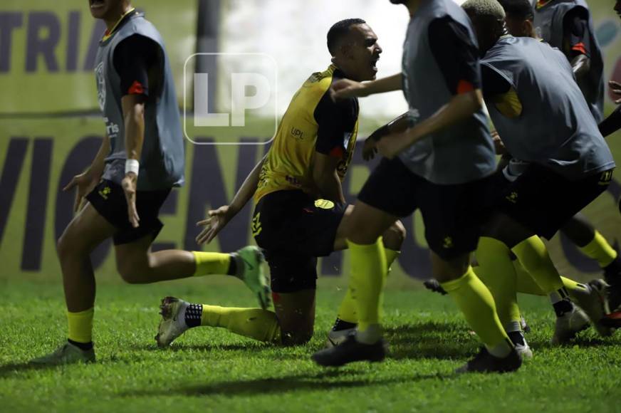 El júbilo de los jugadores del Real España celebrando el segundo gol ante Motagua. Fue un autogol de Marcelo Pereira.