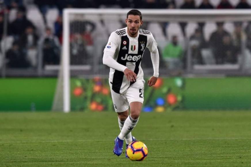 Otro defensa que puede irse de la Juventus es Mattia de Sciglio. El italiano está sonando con fuerza para reforzar al Sevilla de Lopetegui. La Juve ya intentó meter al futbolista en el acuerdo con el Barcelona por Arthur. Además, PSG y Roma también pujaron por los servicios del central.