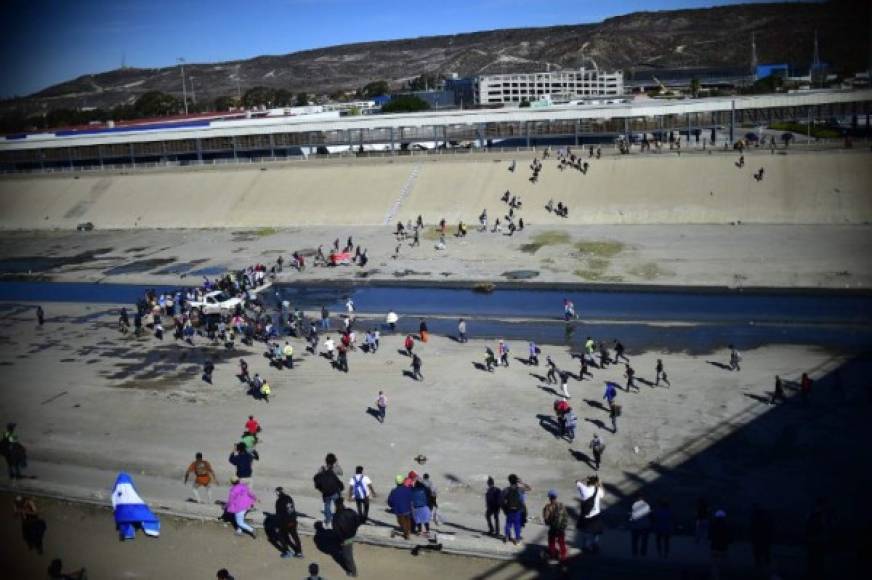 Los migrantes se separaron de la marcha y se lanzaron, sin éxito, hacia la línea fronteriza de Estados Unidos.