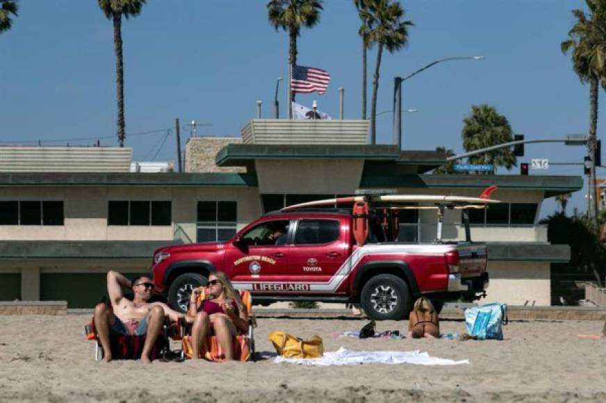 La semana pasada se registraron llenos totales en las playas de Jacksonville, Florida, luego de que las autoridades locales levantaran las restricciones.