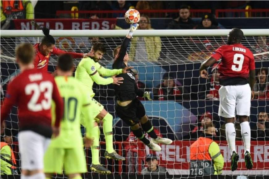 Marc-André ter Stegen despeja el balón con el puño derecho.