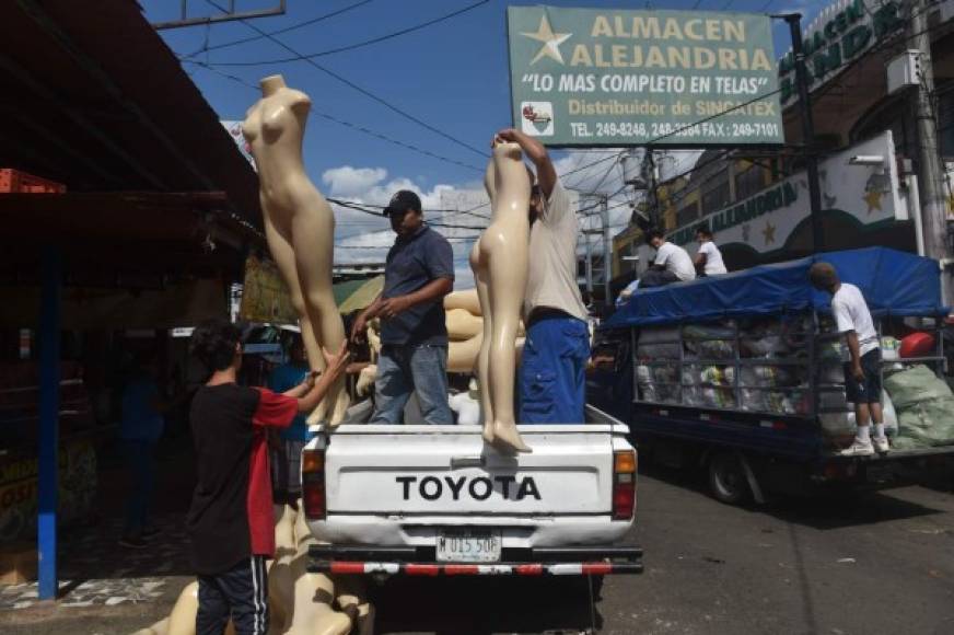 Desde ayer varios dueños de negocios en el mercado de Managua cargaron su mercancía en sus vehículos para evitar pérdidas durante la crisis.