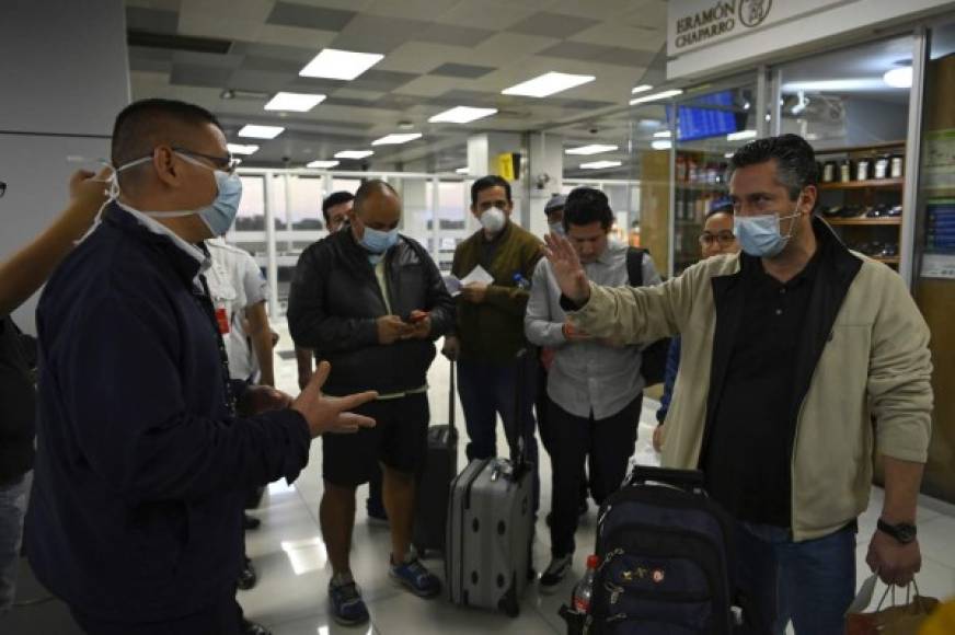 La medida entró en vigor este jueves en el aeropuerto internacional Oscar Romero, donde las autoridades prohibieron la entrada a decenas de pasajeros que fueron puestos en cuarentena.