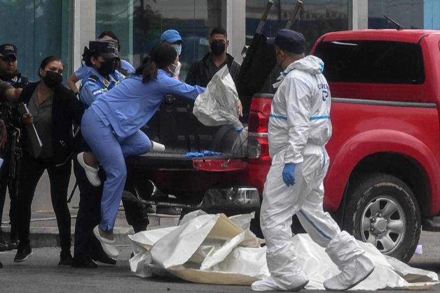 En el hecho también murió Luis Zelaya, de 23 años, pariente del exjefe del Estado Mayor Conjunto de las Fuerzas Armadas Romeo Vásquez, quien dijo en el sitio del crimen que los jóvenes “fueron bajados de los vehículos y los mataron”, con disparos en la cabeza.