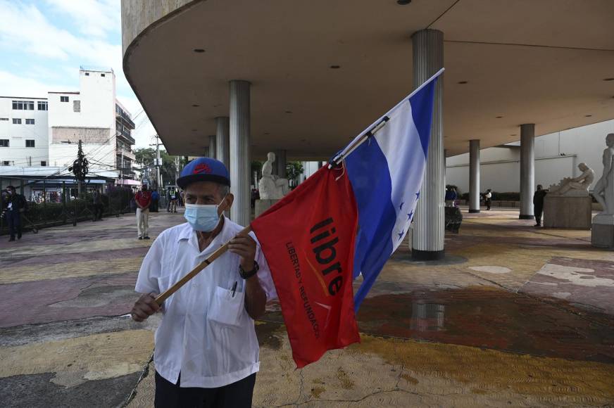  Un simpatizante del partido Libertad y Refundación (LIBRE) es visto afuera de la sede del Congreso de la República en Tegucigalpa, el 21 de enero de 2022.