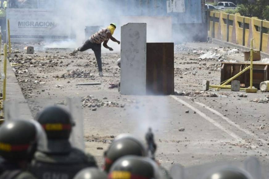 Colombia anunció que reactivará los pasos fronterizos que llevan de Cúcuta a Ureña y San Antonio a la medianoche del martes, pero se desconoce si Venezuela hará lo propio.