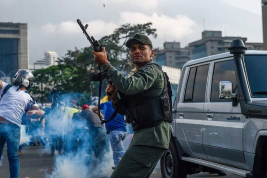 Una multitud de chavistas también custodiaba el palacio presidencial de Miraflores por pedido de sus dirigentes.