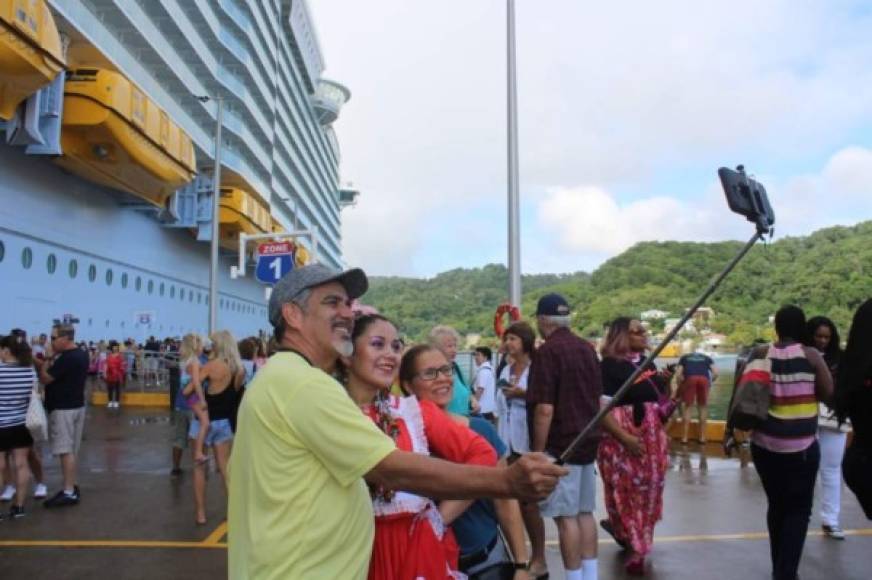 Grupos vestidos con trajes típicos de Honduras llegaron a recibir a los crucerístas que no perdieron la oportunidad para retratar el momento.
