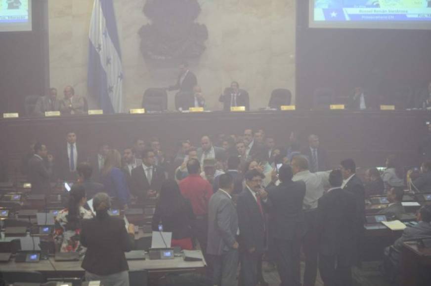 Diputados de diferentes bancadas condenaron el nuevo zafarrancho que se ha convertido en una costumbre en todas las sesiones del Legislativo.