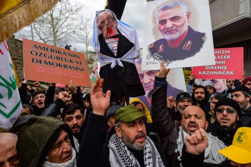 Los manifestantes sostienen una efigie del presidente de los Estados Unidos, Donald Trump, y fotos del comandante iraní Qasem Soleimani, durante una manifestación frente al consulado de los Estados Unidos en Estambul.