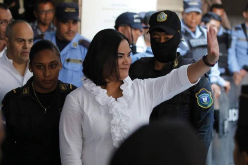 La ex primera dama de Honduras Rosa Elena Bonilla, esposa del expresidente Porfirio Lobo (2010-2014), fue declarada culpable por tres delitos de apropiación indebida a título de autora y ocho delitos de fraude en calidad de inductores, por lo que puede enfrentar hasta 87 años de prisión.