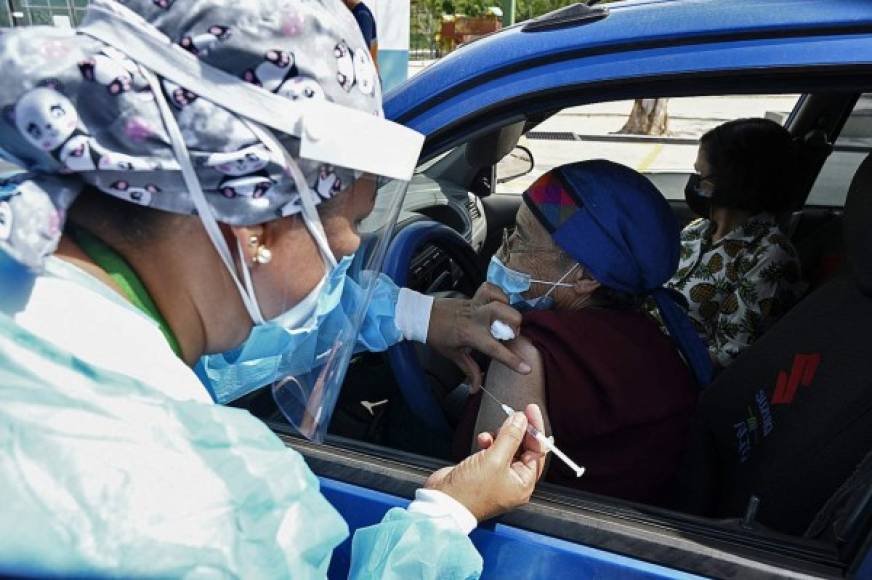 ¡Conmovedor! Adultos mayores rebosan de felicidad tras recibir vacuna en Tegucigalpa