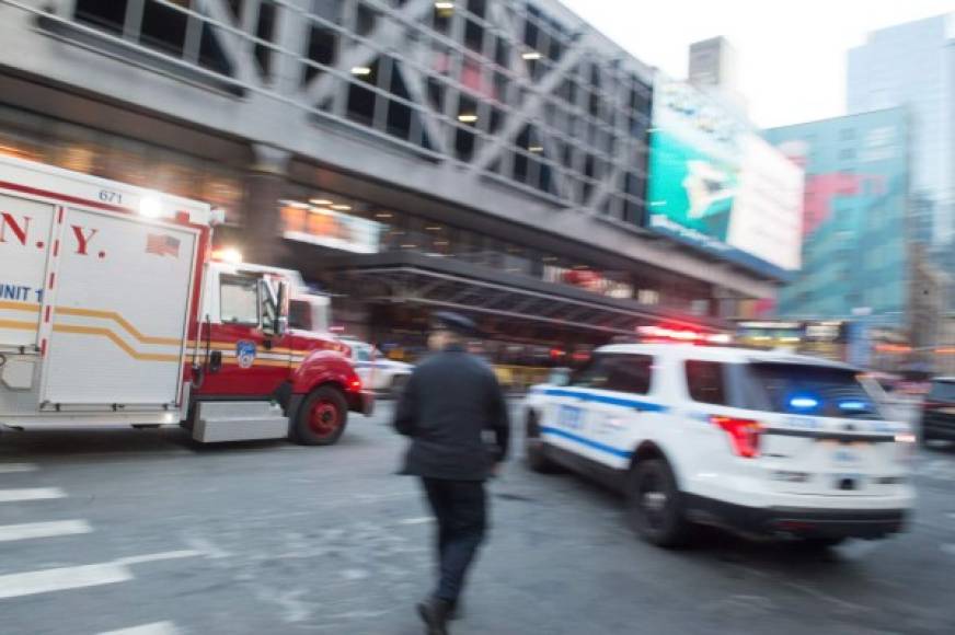 El exjefe de la policía de Nueva York, Bill Bratton, dijo a la televisión MSNBC que fue informado de que el sospechoso era originario de Bangladés y que había actuado en nombre del grupo Estado Islámico. Las autoridades no han confirmado estas informaciones.