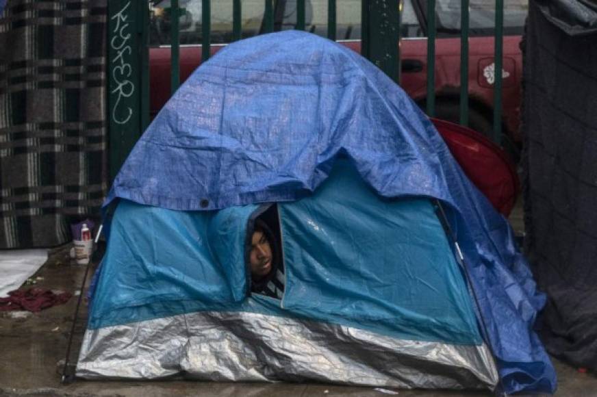 López Obrador apuntó que a los migrantes se les están prestando atención médica y alimentación por parte del Ejército, la Marina y la Secretaría de Seguridad.