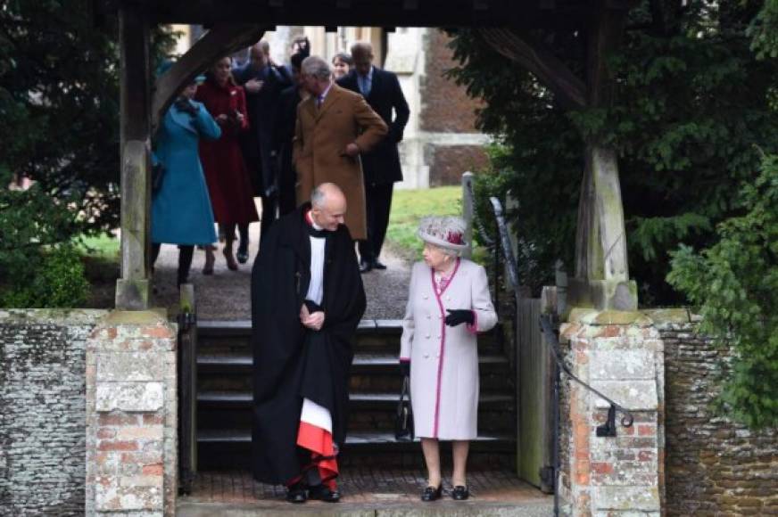 Según los medios, el príncipe Felipe, de 97 años, se encuentra bien y pasará la jornada descansado con su familia, mientras que al parecer la duquesa de Cornualles padece un resfriado.<br/><br/>La reina, de 92 años, llegó a la iglesia acompañada por uno de sus hijos, el duque de York, en una limusina.<br/>